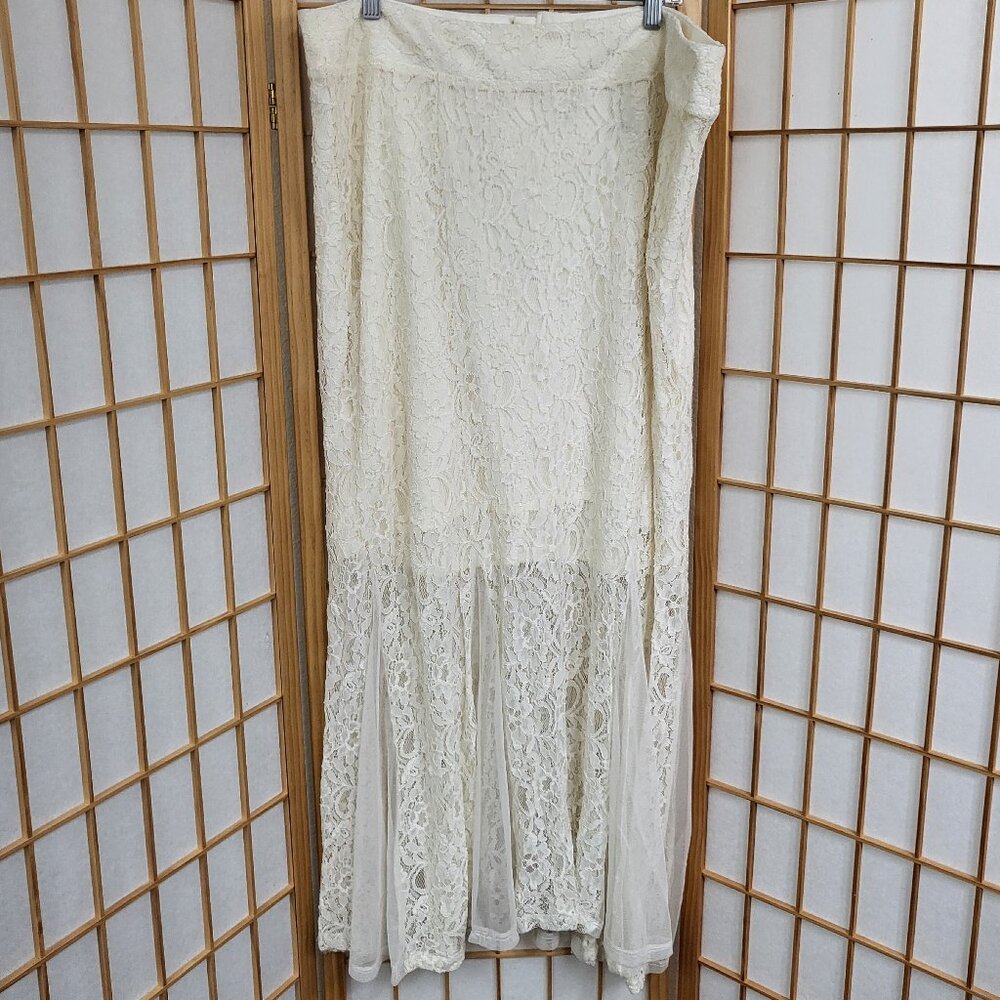 Torrid cream-colored lace maxi skirt EUC size 0 or large